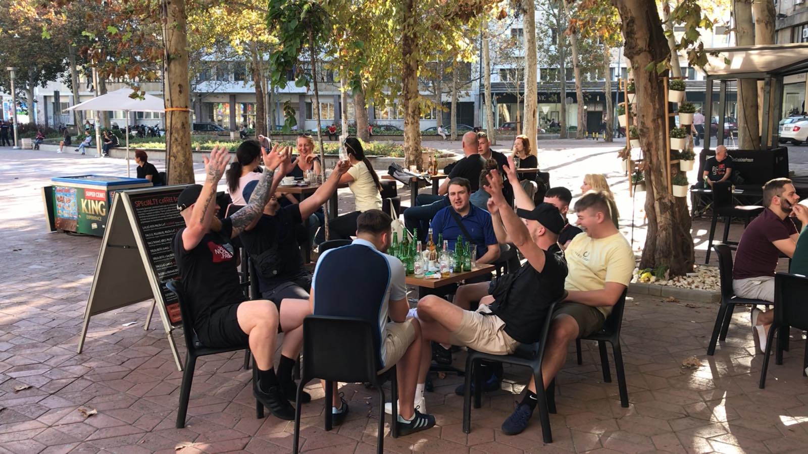 Немања долази из Србије и убиће вас: Погледајте како навијачи Манчестера усред Београда скандирају бившем капитену Звезде (ВИДЕО)